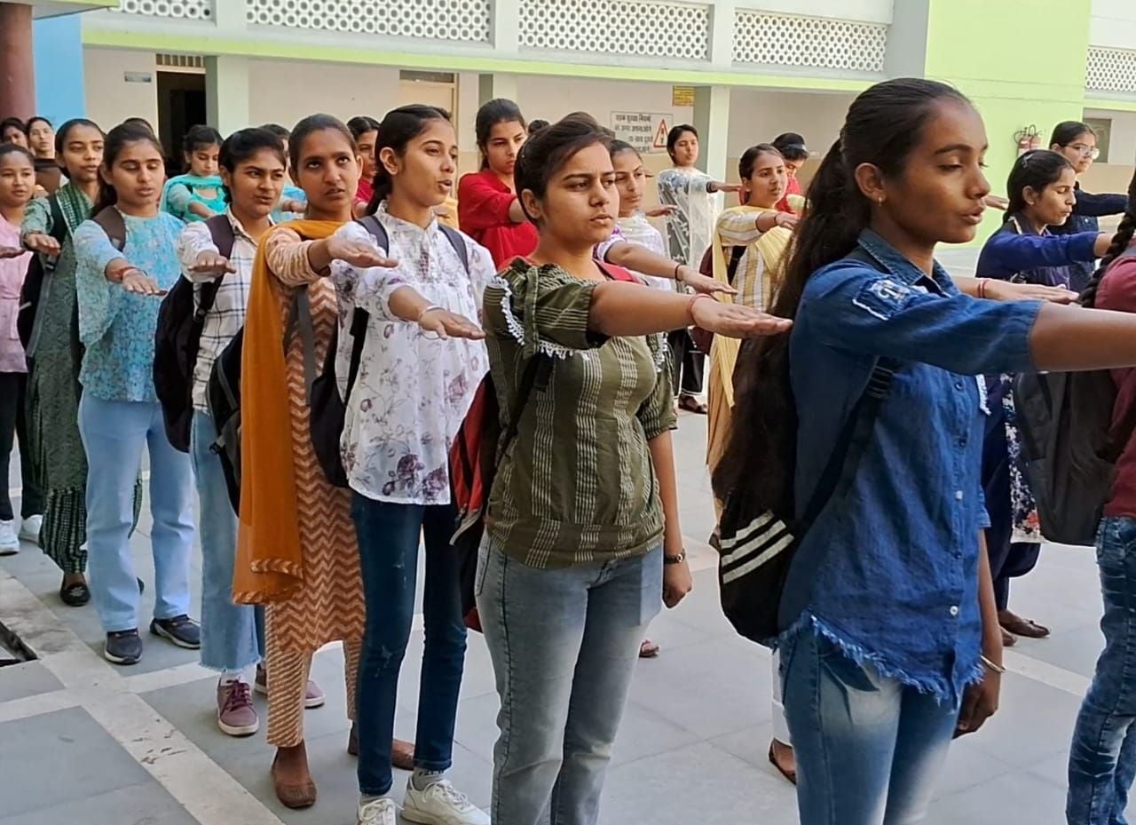 02जेएनडी18: राजकीय कालेज में मतदान के लिए शपथ लेते विभिन्न कक्षाओं के छात्र। संवाद 02जेएनडी18: राजकीय कालेज में मतदान के लिए शपथ लेते विभिन्न कक्षाओं के छात्र। संवाद