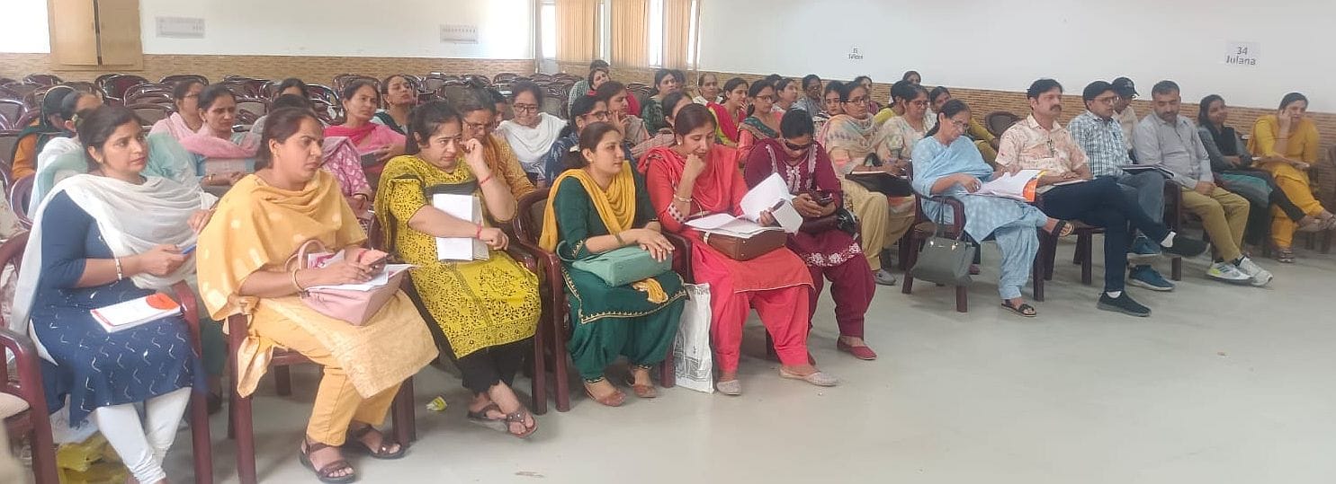 02जेएनडी19: बैठक में भाग लेती हुए सुपरवाइजर व संबंधित विभागों के अधिकारी। संवाद