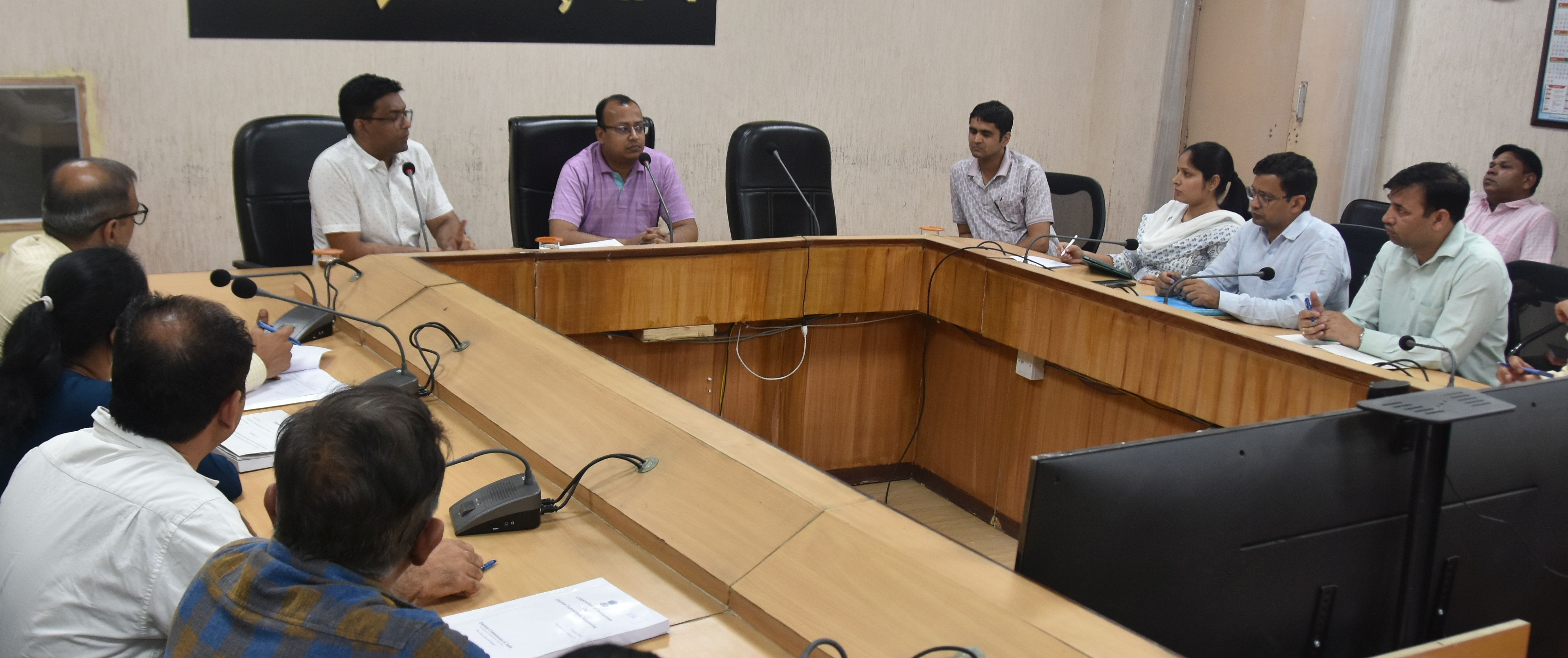 02जेएनडी21: लघु सचिवालय के सभागार में आयोजित बैठक लेते हुए भारतीय राजस्व सेवा के अधिकारी अविजित