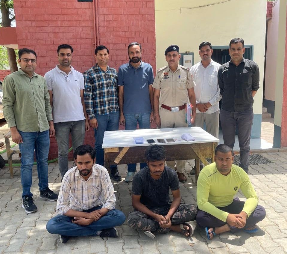 02जेएनडी22: पुलिस गिरफ्त में पकड़े गए आरोपी। स्रोत पुलिस प्रशासन 02जेएनडी22: पुलिस गिरफ्त में पकड़े गए आरोपी। स्रोत पुलिस प्रशासन
