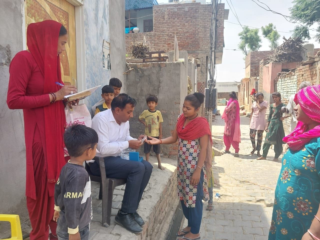 03जेएनडी08: वार्ड नम्बर 13 में रक्त की जांच करते स्वास्थ्य विभाग की टीम। संवाद 03जेएनडी08: वार्ड नम्बर 13 में रक्त की जांच करते स्वास्थ्य विभाग की टीम। संवाद