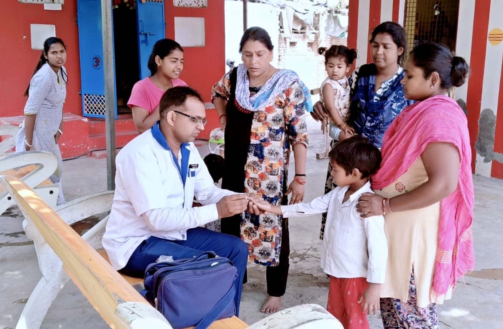 ०2जेएनडी06: मौसमी बीमारियों को लेकर जागरूक करते हुए स्वास्थ्यकर्मी।