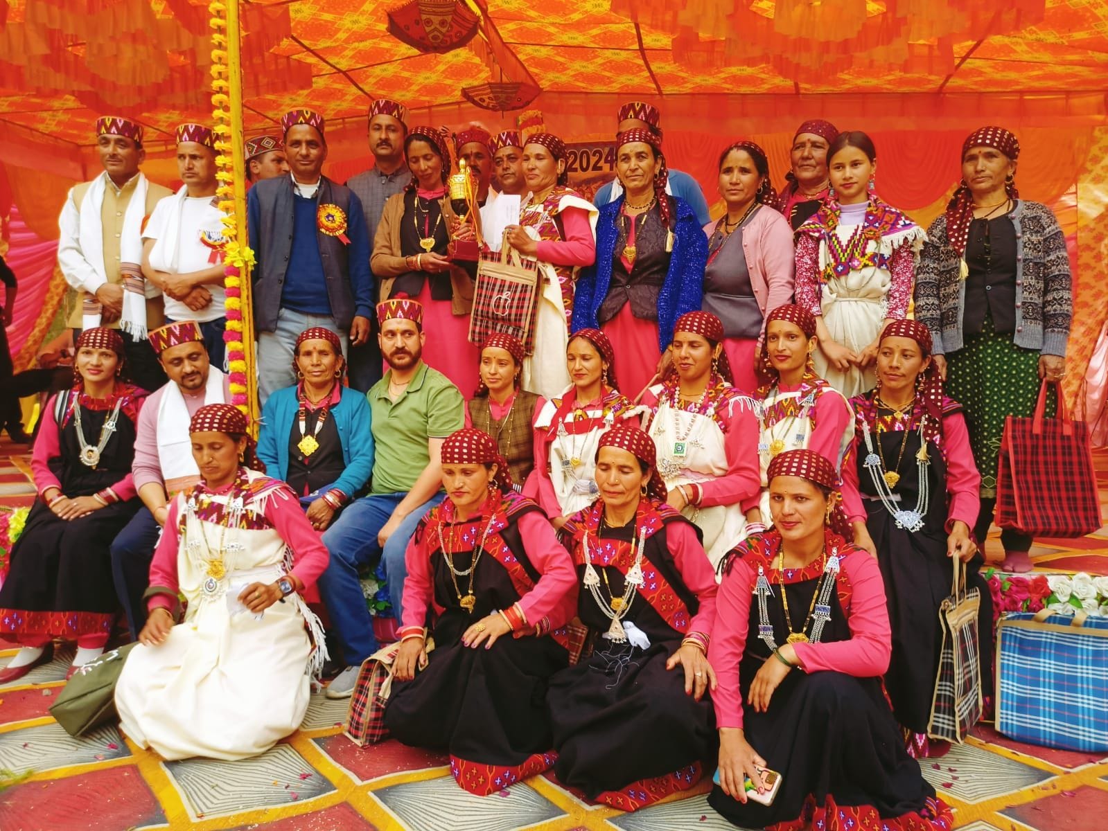 आनी के बाहु मेले की सांस्कृतिक संध्या में स्थानीय लोग पारंपरिक नाटी लगाते हुए। आनी के बाहु मेले की सांस्कृतिक संध्या में स्थानीय लोग पारंपरिक नाटी लगाते हुए।