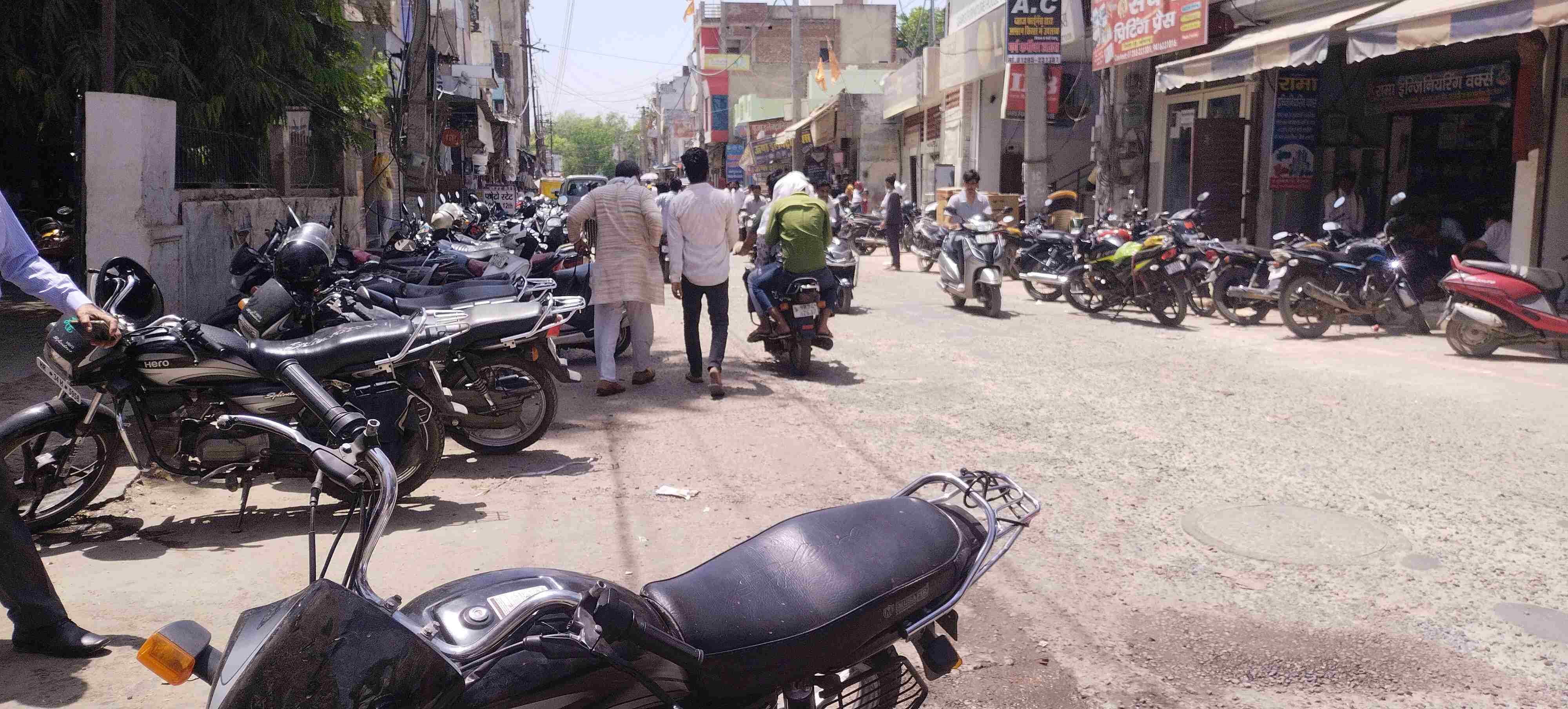फोटो संख्या:51- रेलवे रोड पर लगा जाम--स्रोत--संवाद फोटो संख्या:51- रेलवे रोड पर लगा जाम--स्रोत--संवाद