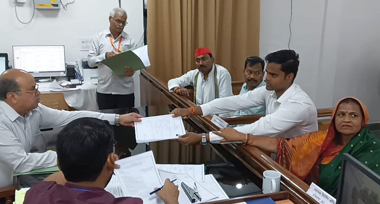 कलक्ट्रेट में नामांकन करने जाते सपा प्रत्याशी पुष्पेंद्र सरोज व साथ इंद्रजीत सरोज।       संवाद