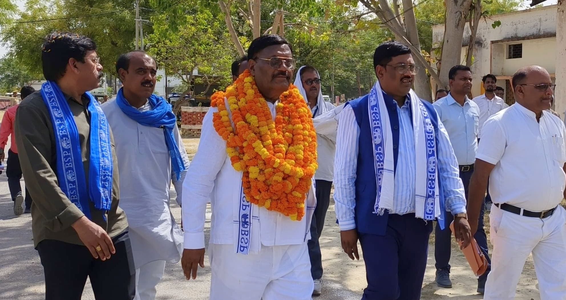 कलक्ट्रेट में नामांकन करने जाते सपा प्रत्याशी पुष्पेंद्र सरोज व साथ इंद्रजीत सरोज।       संवाद