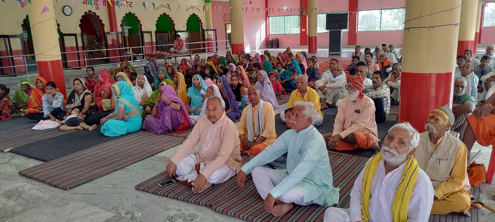 कुर्रिया कलां में कथा सुनाते व्यास संम्पति। संवाद