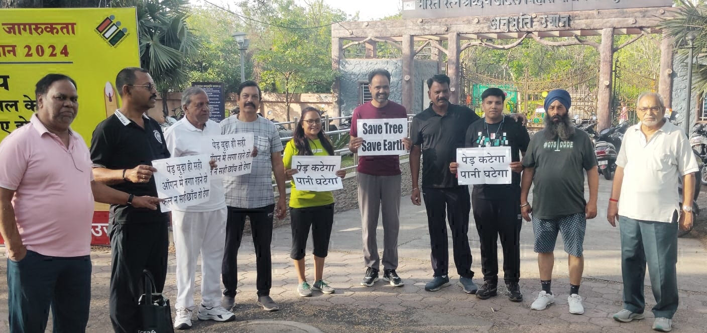 कोठी रोड़ के हरे भरे पेड़ काटने के खिलाफ गाँधीवादी तरीके से प्रर्दशन