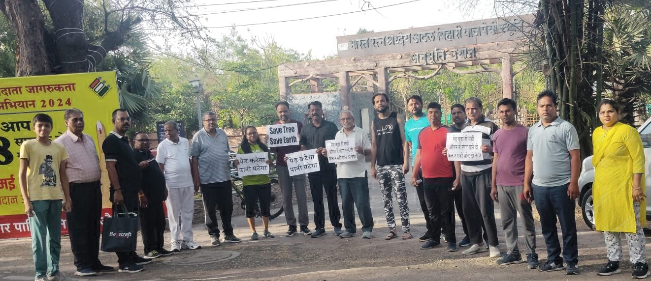 कोठी रोड़ के हरे भरे पेड़ काटने के खिलाफ गाँधीवादी तरीके से प्रर्दशन