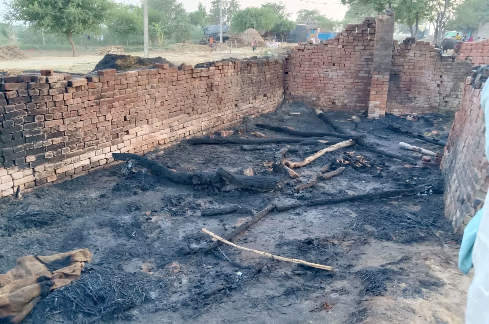 कादरचौक के गांव गंगपुर पुख्ता में घर में लगी आग से जला सामान।संवाद कादरचौक के गांव गंगपुर पुख्ता में घर में लगी आग से जला सामान।संवाद