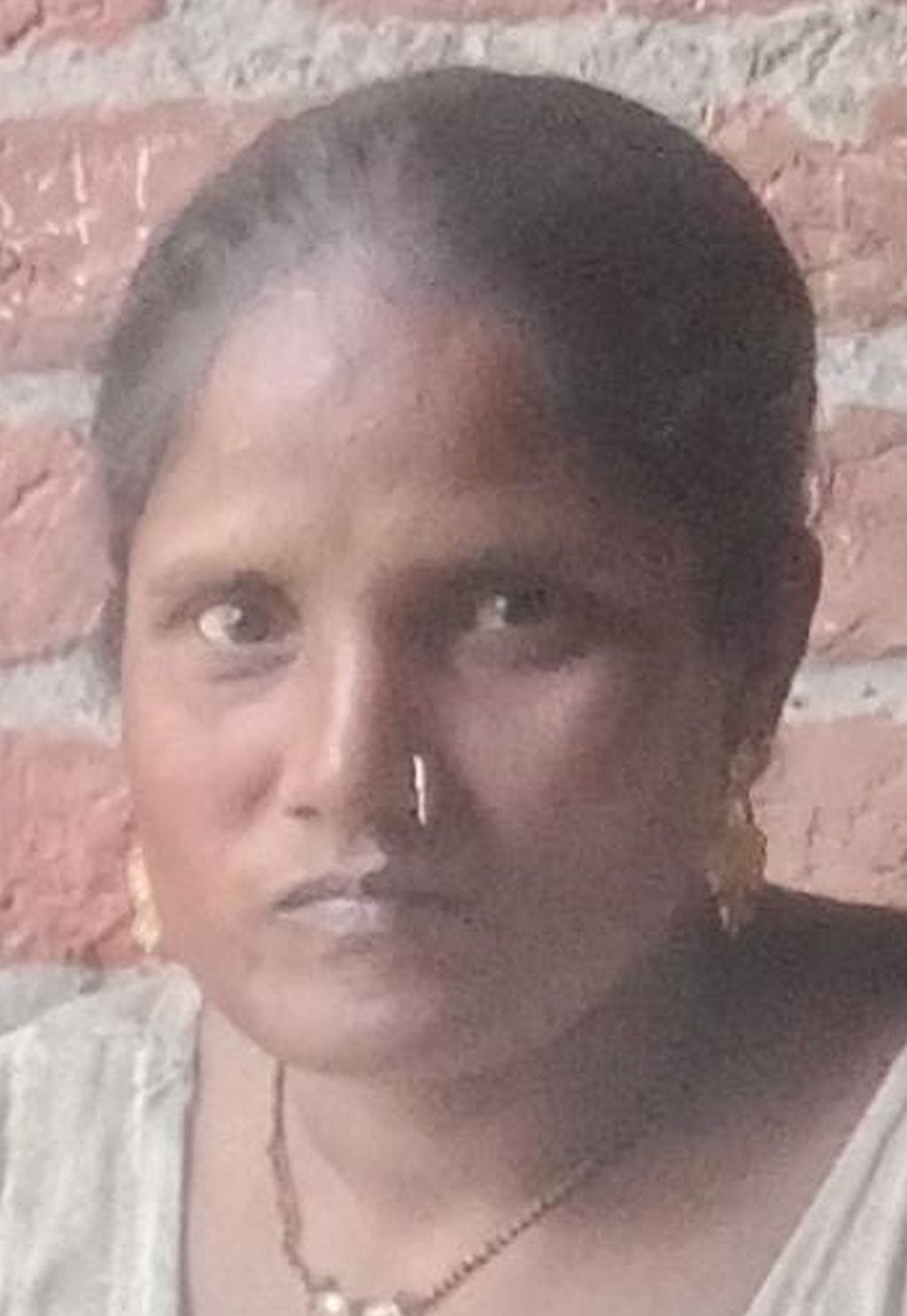 औरछी में सड़क हादसे के बाद मौके पर जांच करती पुलिस। संवाद औरछी में सड़क हादसे के बाद मौके पर जांच करती पुलिस। संवाद