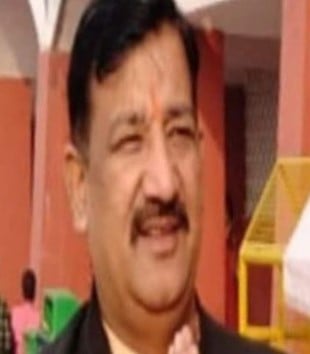 रेलवे कॉलोनी की जर्जर छत। संवाद रेलवे कॉलोनी की जर्जर छत। संवाद