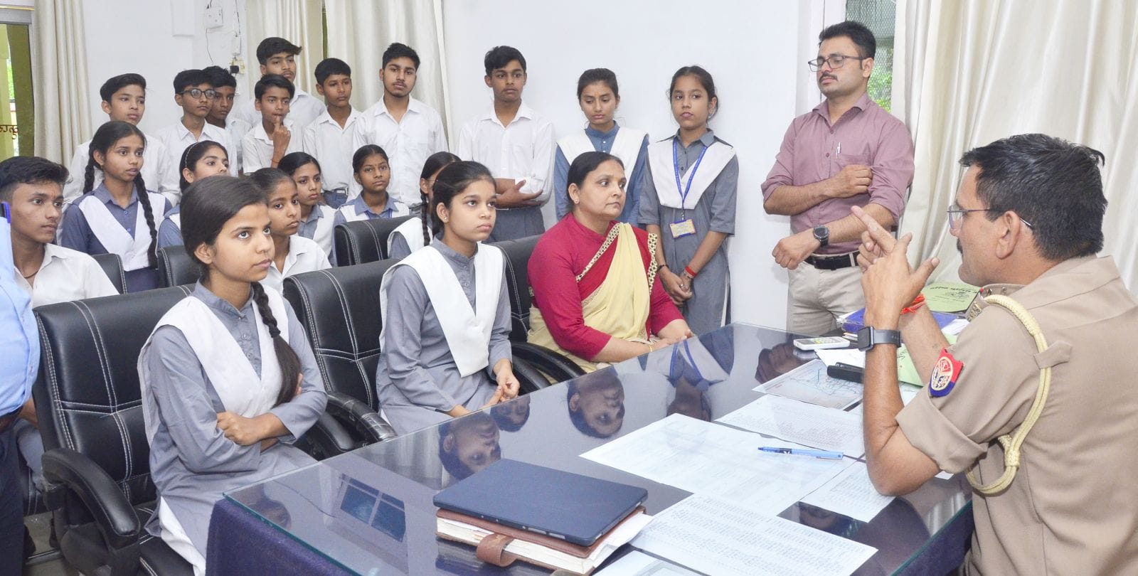 सदर कोतवाली में हवालात के संबंध में जानकारी लेते छात्र-छात्राएं। संवाद सदर कोतवाली में हवालात के संबंध में जानकारी लेते छात्र-छात्राएं। संवाद