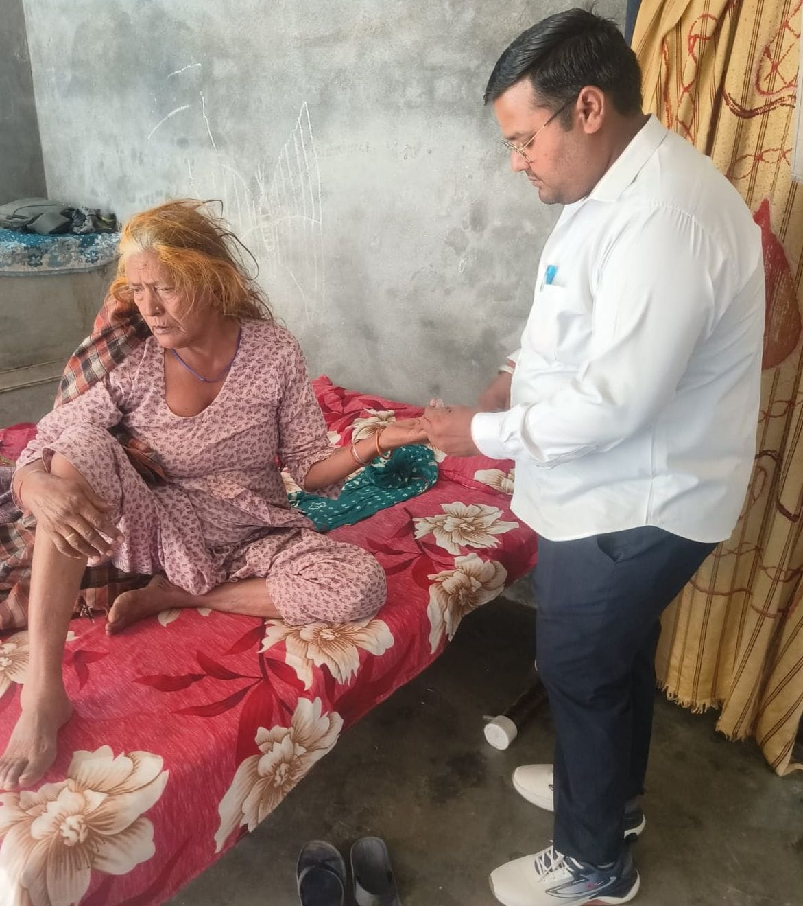 03जेएनडी10 : जांच के लिए बुखार पीड़ित लोगों के रक्त के नमूने लेते स्वास्थ्य कर्मचारी। संवाद 03जेएनडी10 : जांच के लिए बुखार पीड़ित लोगों के रक्त के नमूने लेते स्वास्थ्य कर्मचारी। संवाद