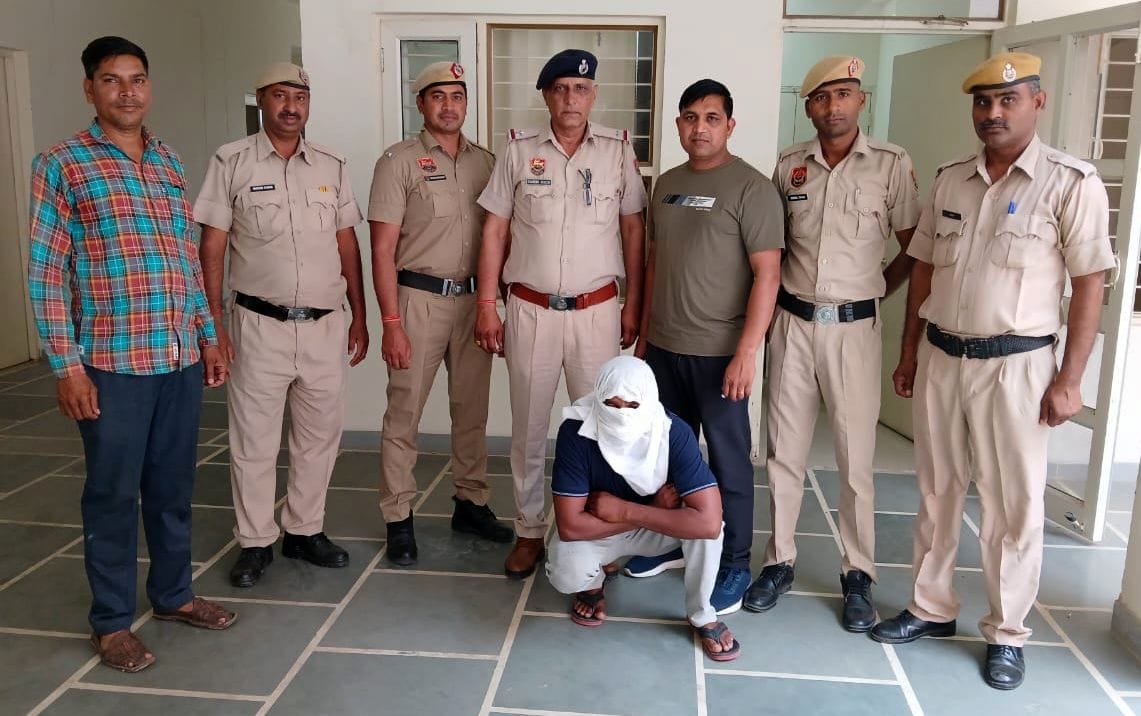 03जेएनडी19-पुलिस गिरफ्त में मारपीट करने का आरोपी। स्रोत पुलिस