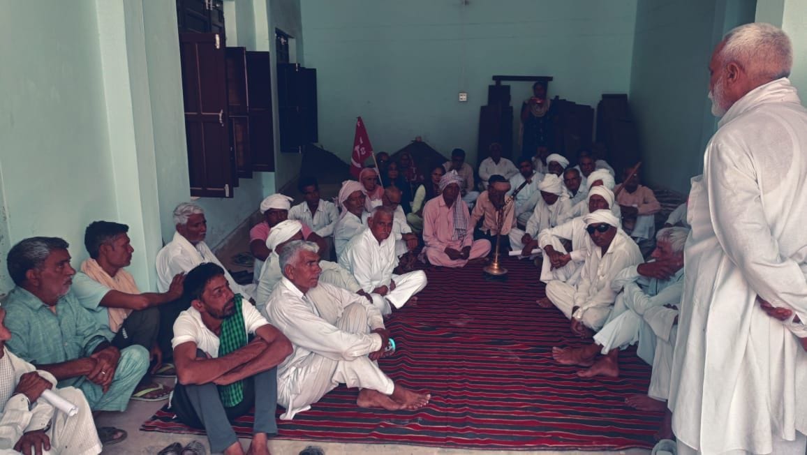 03जेएनडी31 : किसानों को संबोधित करते मास्टर बलबीर सिंह। संवाद 03जेएनडी31 : किसानों को संबोधित करते मास्टर बलबीर सिंह। संवाद