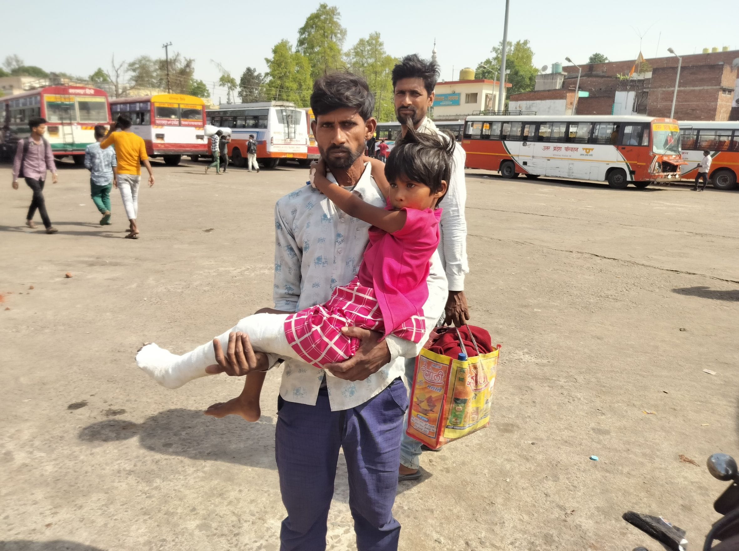 बहराइच में शुक्रवार को रोडवेज बस अड्डे पर बस न मिलने पर भटकते यात्री। 