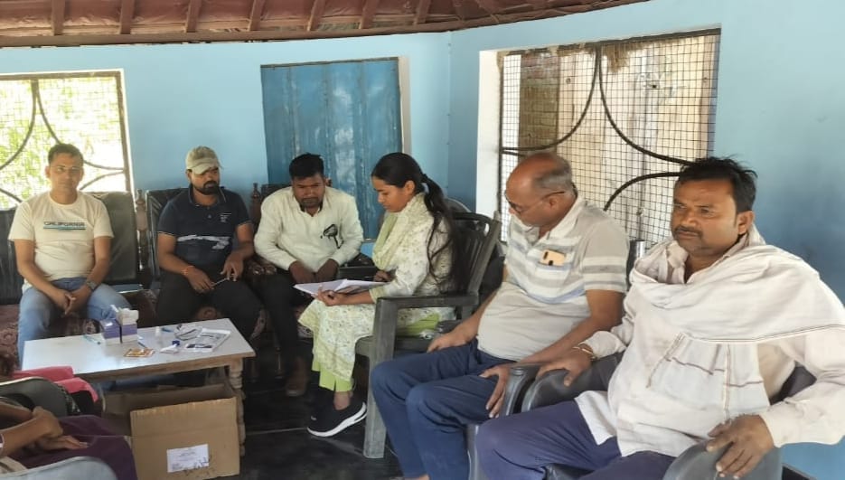 बिलसंडा के स्वास्थ्य केंद्र पर पहुंचे सीएमओ डॉ.आलोक कुमार । स्रोत - स्वास्थ्य विभाग