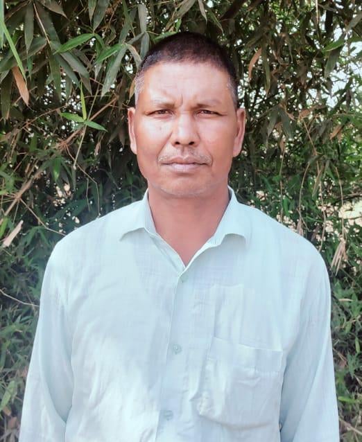 गौरीफंटा बार्डर पर रोड के दोनों तरफ खड़ी बसें। गौरीफंटा बार्डर पर रोड के दोनों तरफ खड़ी बसें।