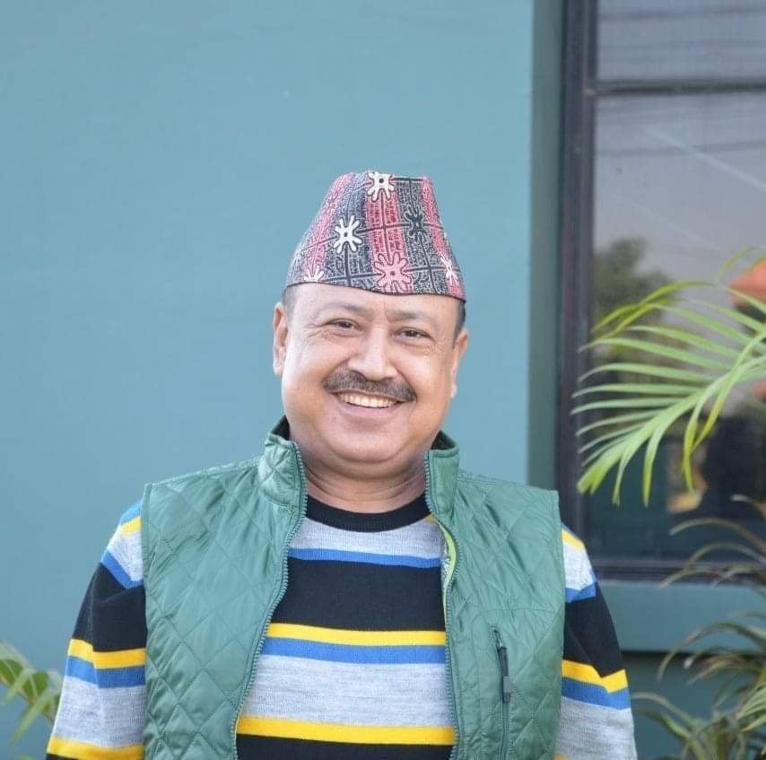 गौरीफंटा बार्डर पर रोड के दोनों तरफ खड़ी बसें। गौरीफंटा बार्डर पर रोड के दोनों तरफ खड़ी बसें।