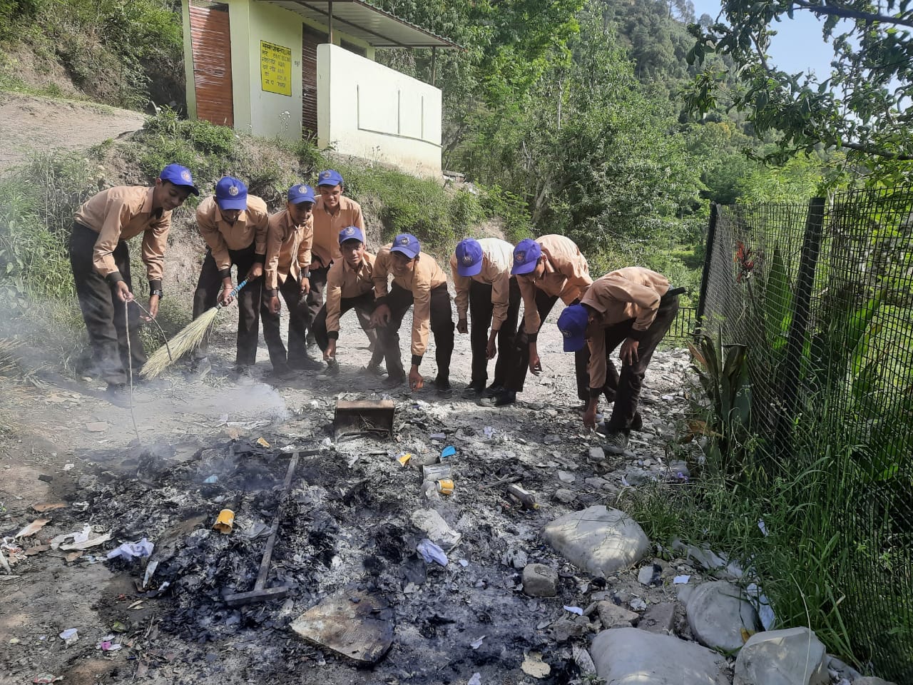 जागरूकता रैली के शुभारंभ मौके पर नारग स्कूल के स्वयं सेवी विद्यार्थी। संवाद जागरूकता रैली के शुभारंभ मौके पर नारग स्कूल के स्वयं सेवी विद्यार्थी। संवाद