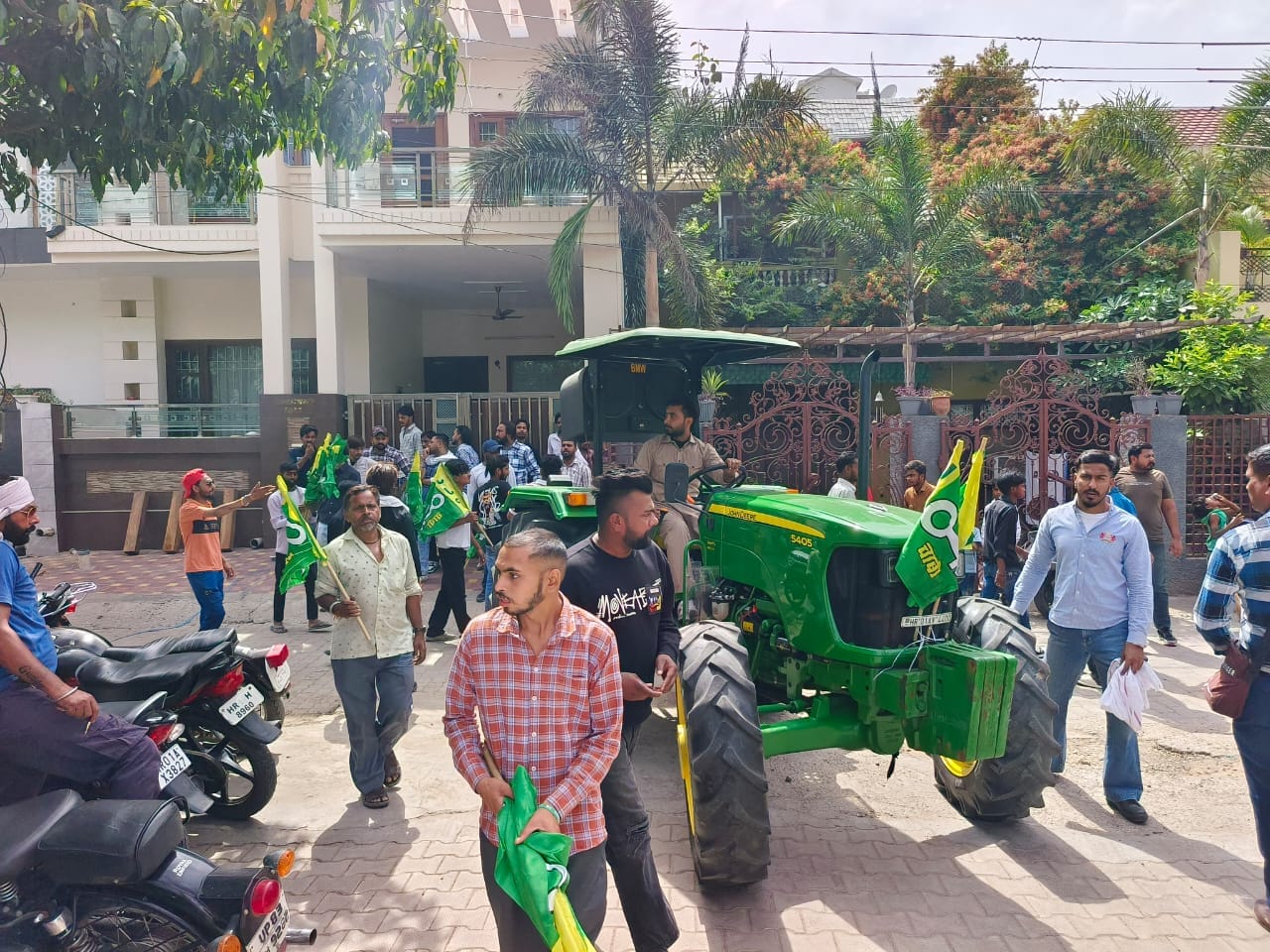 जिला निर्वाचन अधिकारी कार्यालय में नामांकन पत्र देतीं जजपा प्रत्याशी किरण पूनिया साथ में पूर् जिला निर्वाचन अधिकारी कार्यालय में नामांकन पत्र देतीं जजपा प्रत्याशी किरण पूनिया साथ में पूर्