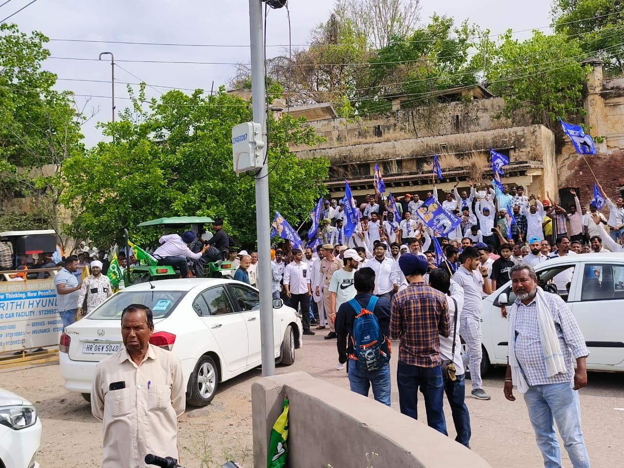 जिला निर्वाचन अधिकारी कार्यालय में नामांकन पत्र देतीं जजपा प्रत्याशी किरण पूनिया साथ में पूर् जिला निर्वाचन अधिकारी कार्यालय में नामांकन पत्र देतीं जजपा प्रत्याशी किरण पूनिया साथ में पूर्