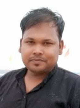 कसेंदा गांव में मार्ग हादसे में बाइक सवार धीरेंद्र सिंह की मौत के बाद जुटी भीड़।     संवाद
