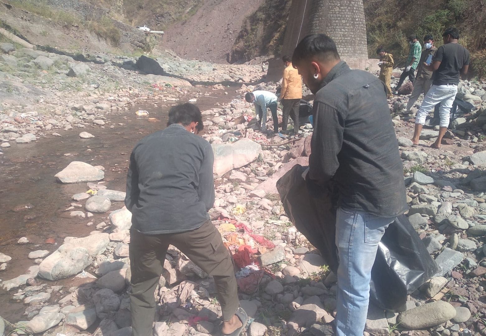 कौशल्या खड्ड की सफाई करते कर्मचारी। संवाद