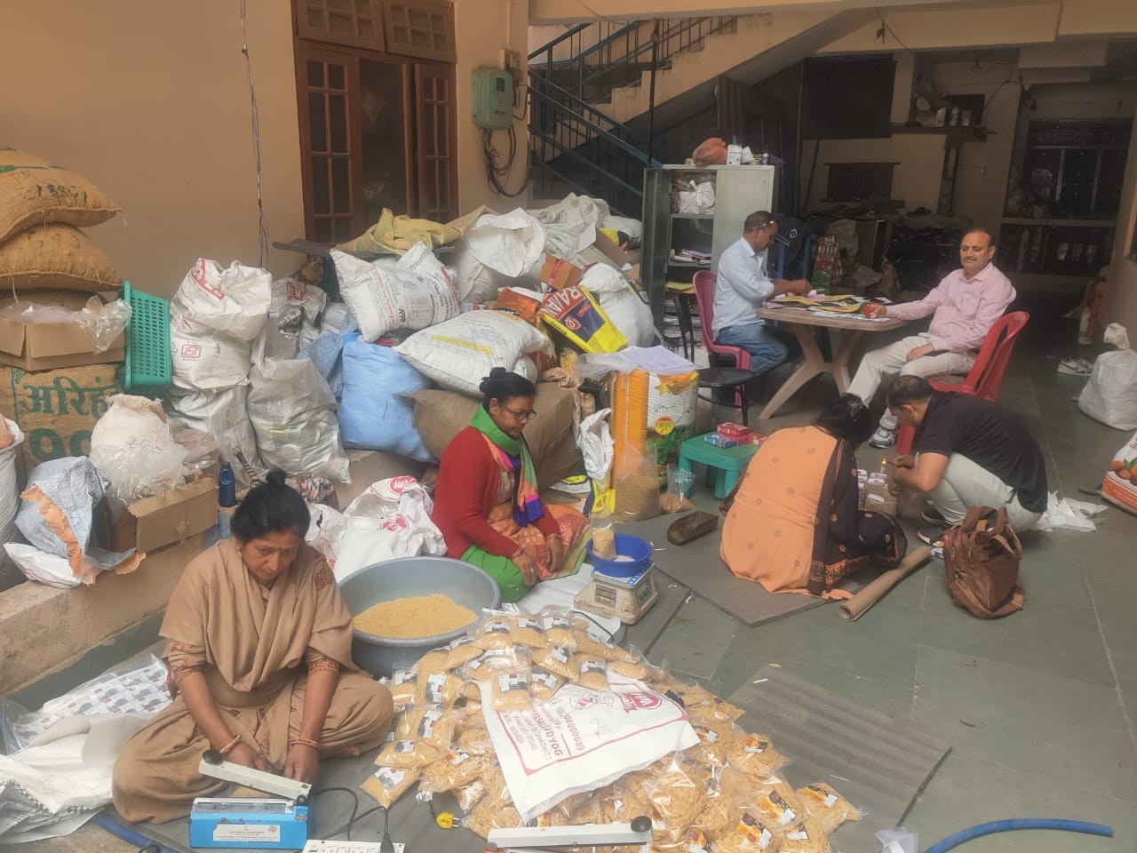 मंडी जिले में मसालों की मैन्युफैक्चरिंग यूनिट से सैंपल भरते हुए विभागीय अधिकारी। स्त्रोत - विभ