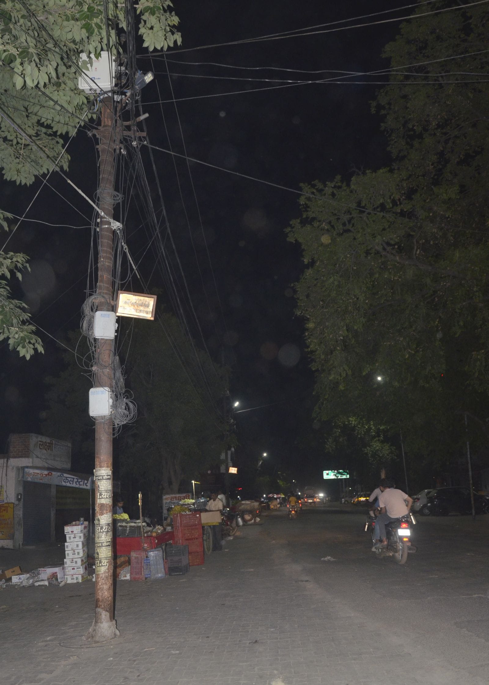 ओवर ब्रिज पर खराब पड़ी स्ट्रीट लाइट। संवाद ओवर ब्रिज पर खराब पड़ी स्ट्रीट लाइट। संवाद