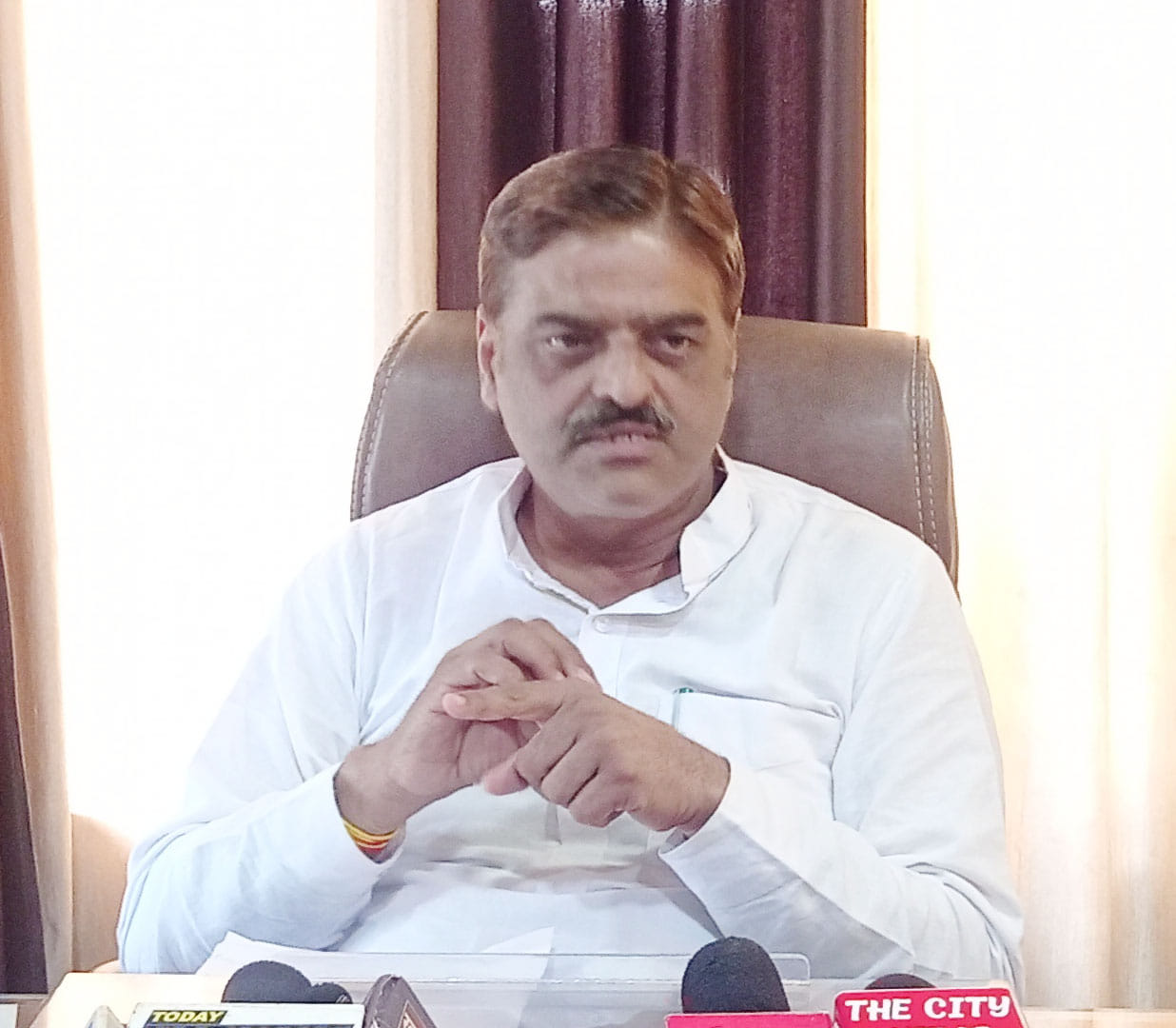 ओवरब्रिज पर लगा जाम। ओवरब्रिज पर लगा जाम।
