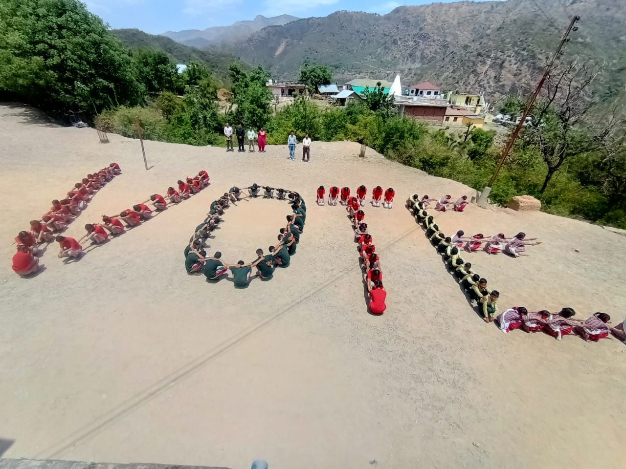 दाडो देवरिया पंचायत में स्वीप कार्यक्रम के तहत हुए मतदाता जागरूकता  कार्यक्रम में मौजूद महिलाएं