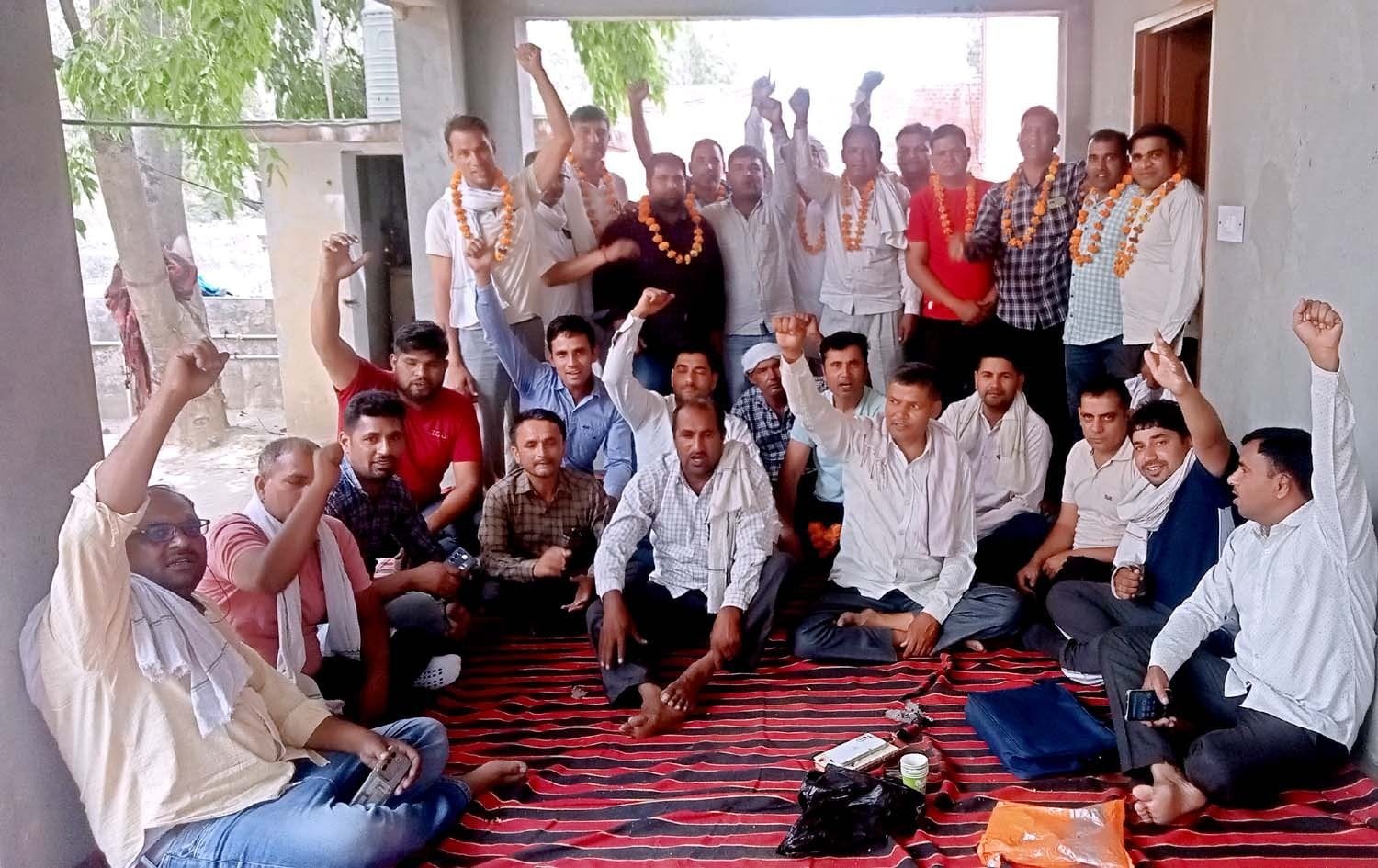 04जेएनडी25: बैठक में भाग लेते हुए अनुबंधित अधिकारी। स्रोत स्वयं