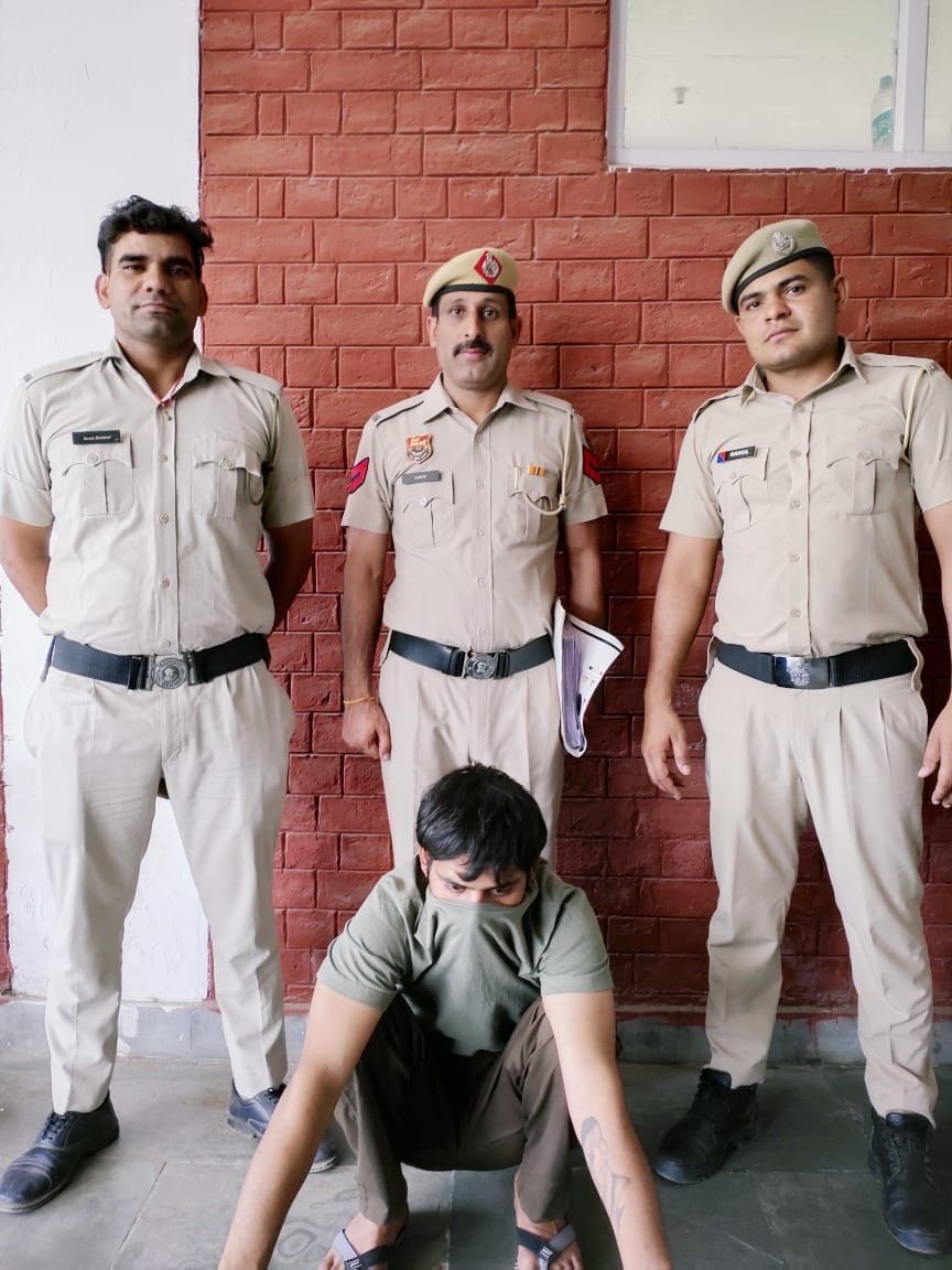 04जेएनडी26: पुलिस गिरफ्त में पकड़ा गया आरोपी। स्रोत पुलिस प्रशासन