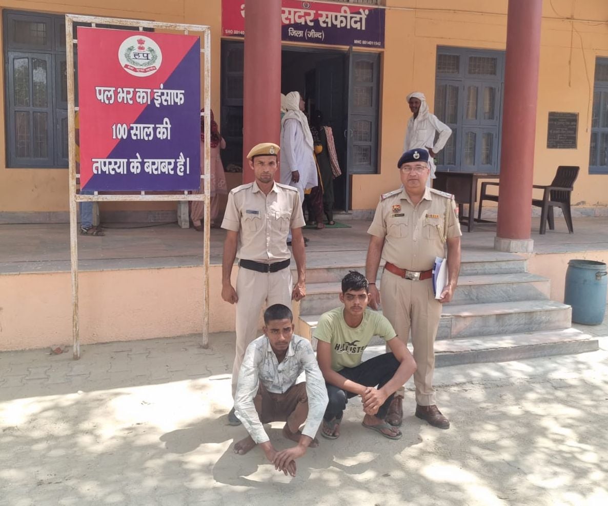 04जेएनडी27: पुलिस गिरफ्त में पकड़े गए आरोपी। स्रोत पुलिस प्रशासन