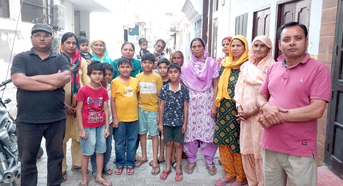 04जेएनडी30: समस्या की जानकारी देते हुए कालोनी निवासी। संवाद 04जेएनडी30: समस्या की जानकारी देते हुए कालोनी निवासी। संवाद