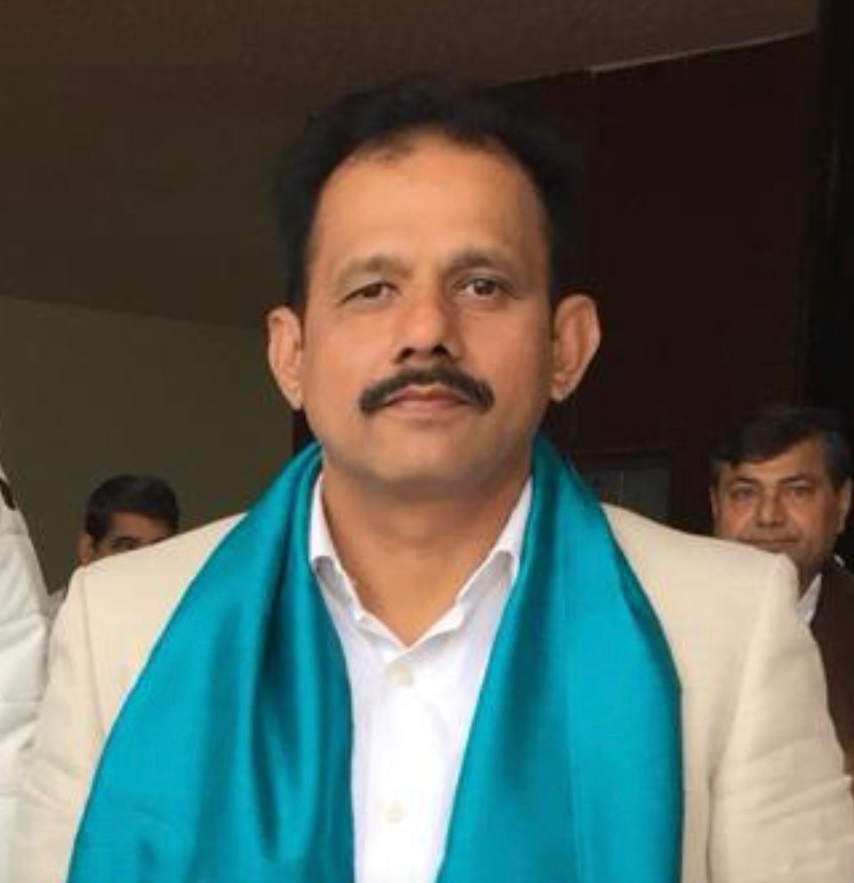 कुरुक्षेत्र। चुनाव अधिकारी को नामांकन पत्र सौंपते हुए पूर्व प्रधान विवेक सहित प्रधान आनंद। संव