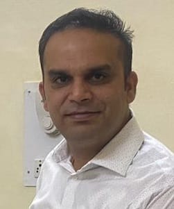 कुरुक्षेत्र। चुनाव अधिकारी को नामांकन पत्र सौंपते हुए पूर्व प्रधान विवेक सहित प्रधान आनंद। संव