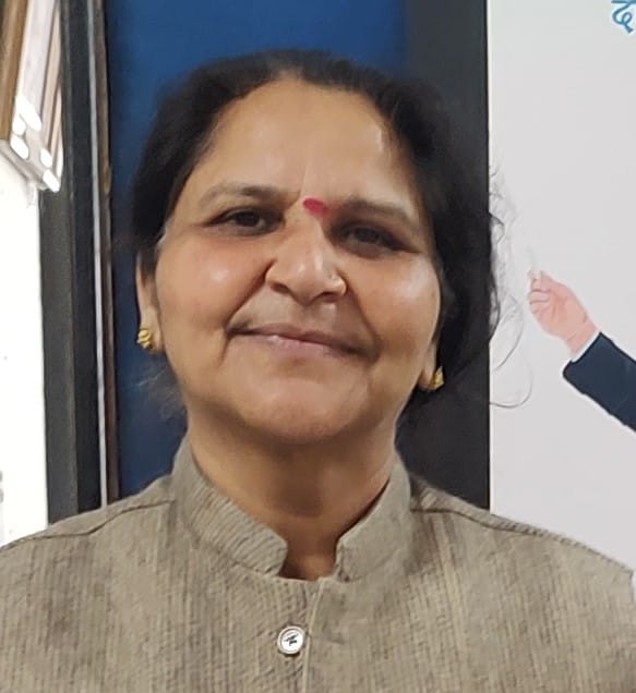 कुरुक्षेत्र। चुनाव अधिकारी को नामांकन पत्र सौंपते हुए पूर्व प्रधान विवेक सहित प्रधान आनंद। संव