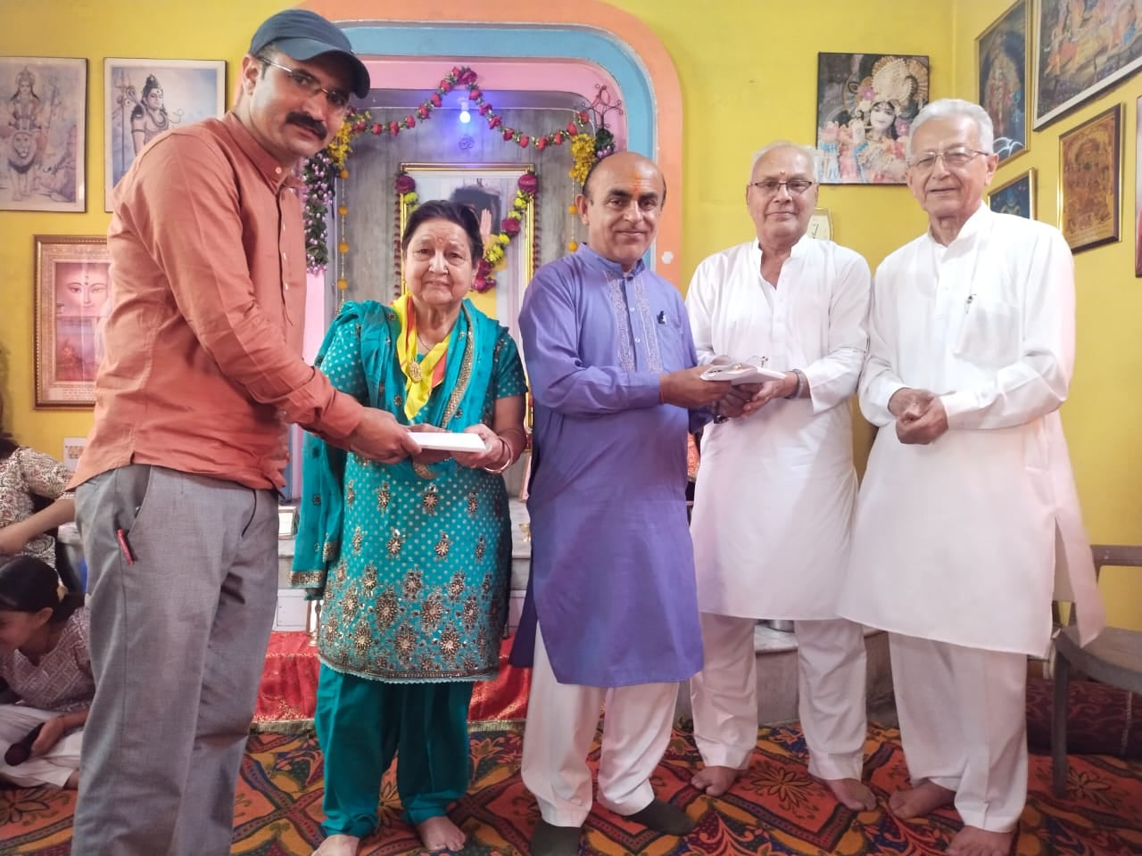 नाहन में ईश्वम्मा दिवस पर हुई श£ोक उच्चारण स्पर्धा के प्रतिभागी विद्यार्थी एवं आयोजक। संवाद