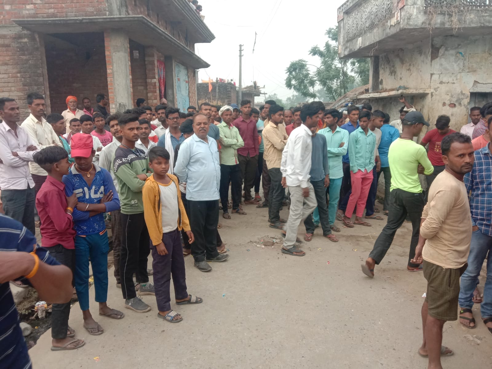 पिता पुत्र की मौत पर विलाप करते परिजन और करीबी । संवाद पिता पुत्र की मौत पर विलाप करते परिजन और करीबी । संवाद