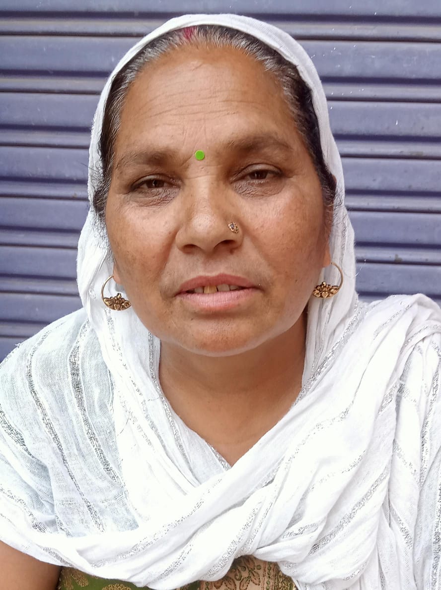 शहर के मोहल्ला पकड़िया में अधूरी पड़ी पाइप लाइन । संवाद