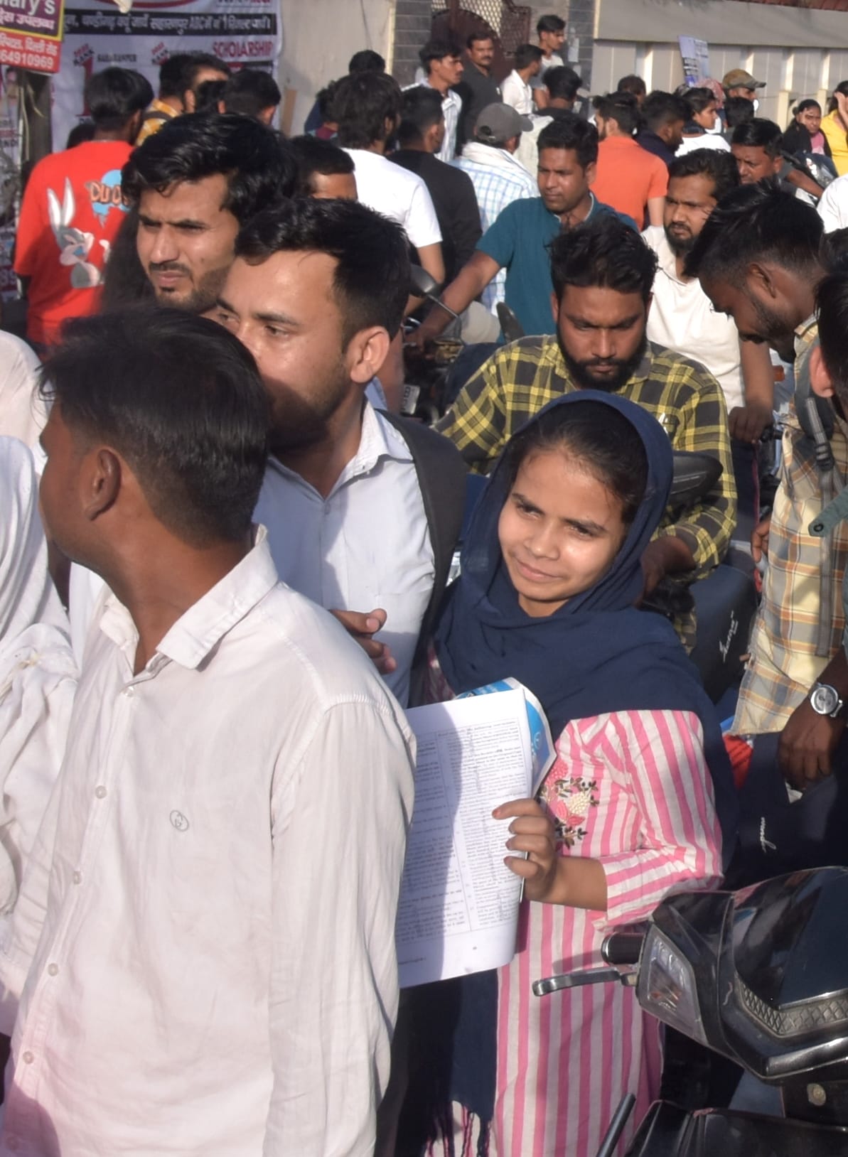 देवबंद के सर्वोदय ज्ञान पब्लिक स्कूल में नीट परीक्षार्थी का प्रवेश पत्र जांचती कर्मी। संवाद देवबंद के सर्वोदय ज्ञान पब्लिक स्कूल में नीट परीक्षार्थी का प्रवेश पत्र जांचती कर्मी। संवाद