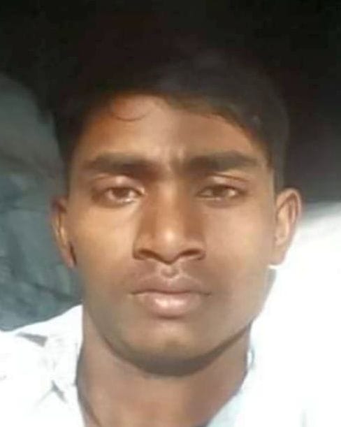 धुमाई गांव में भीम कुमार की मौत पर गमजदा परिजन।     संवाद