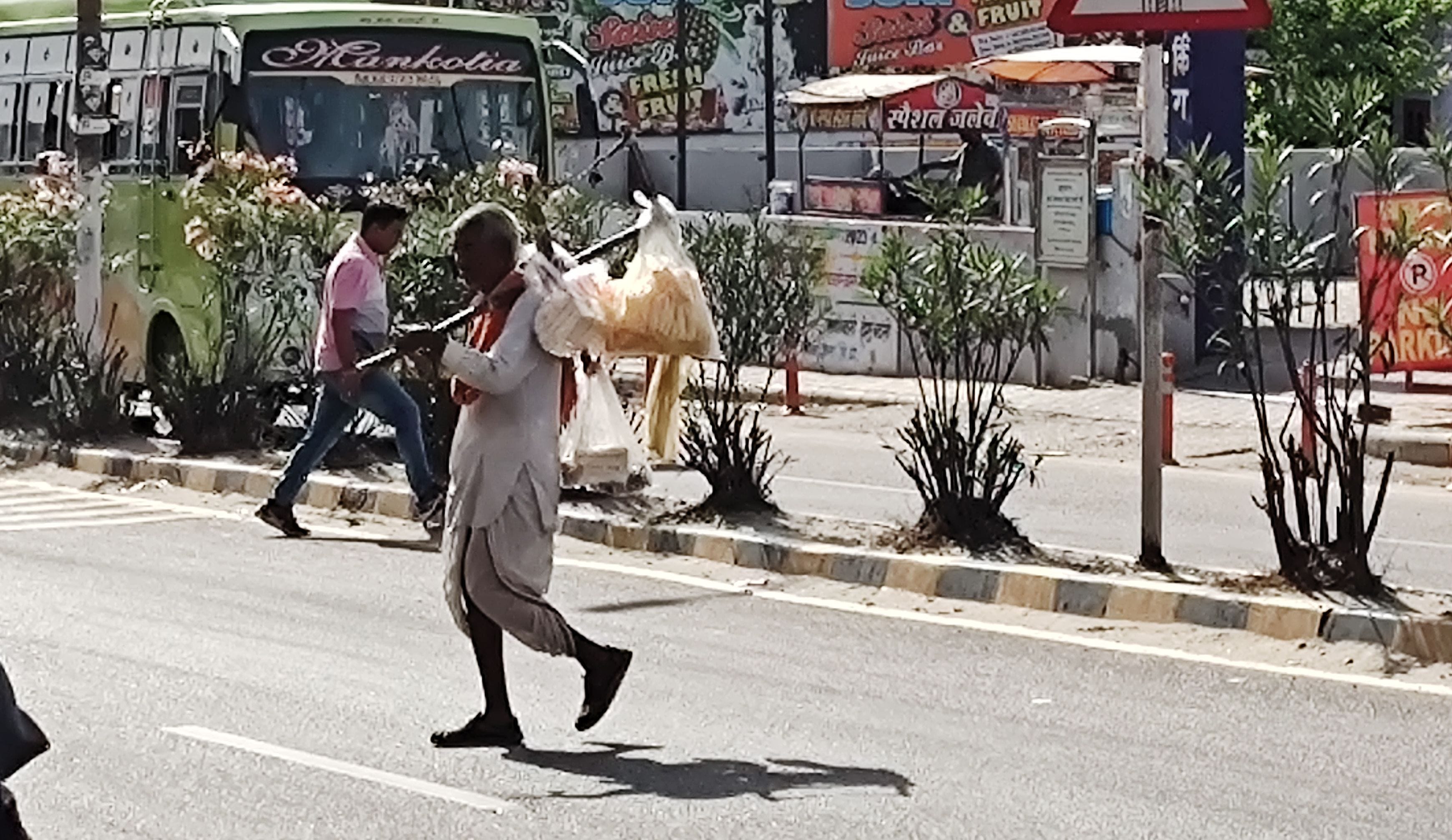 ऊना में गर्मी व धूप के बीच संस्थान से वापिस लौटते हुए प्रशिक्षु।संवाद