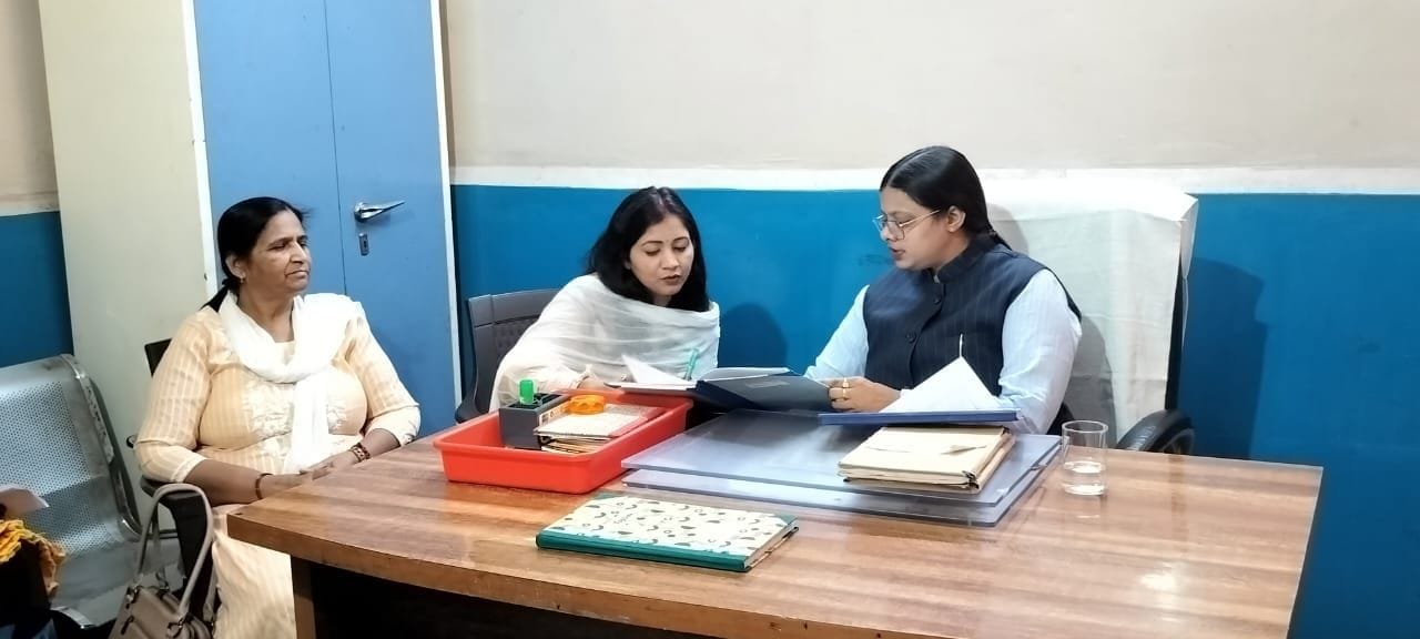 05जेएनडी04: सखी केंद्र में आई शिकायतों व निपटारे को लेकर जांच करती वाइस चेयरमैन। संवाद। 05जेएनडी04: सखी केंद्र में आई शिकायतों व निपटारे को लेकर जांच करती वाइस चेयरमैन। संवाद।