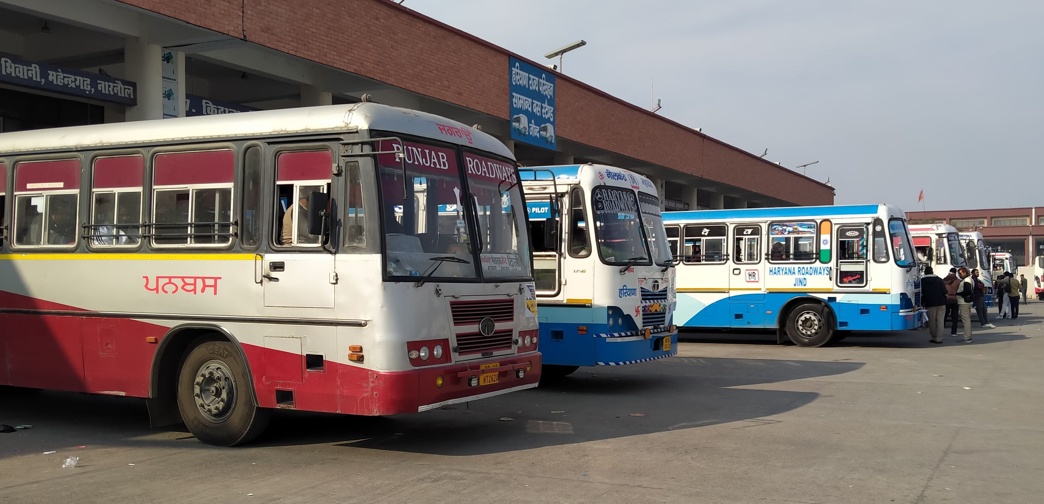 05जेएनडी15-बस अड्डे के बूथों पर खड़ी बसें। संवाद