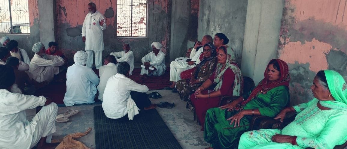 05जेएनडी18: लोगों को भाजपा के खिलाफ वोट डालने की अपील करते हुए किसानों। संवाद 05जेएनडी18: लोगों को भाजपा के खिलाफ वोट डालने की अपील करते हुए किसानों। संवाद
