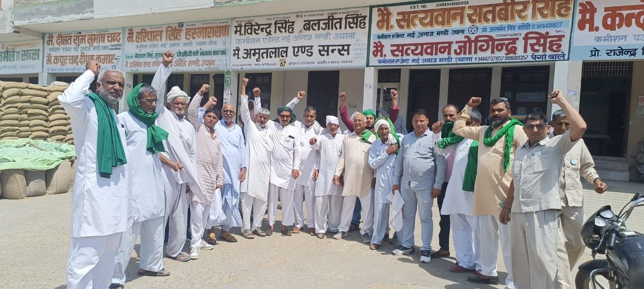 05जेएनडी26: उचाना अनाजमंडी में बैठक के दौरान नारेबाजी करते किसान। संवाद
